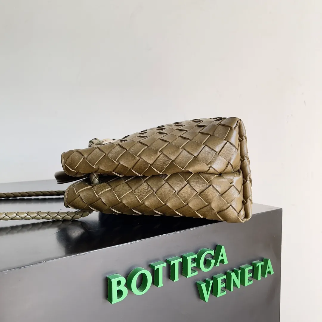 The 2023 new Andiamo batch of 1860 BV has been shipped‼ ️Really popular🔥The new Andiamo woven handbag launched by Bottega Veneta this season is really popular all over the world! ! Celebrities at home and abroad have worn it, and Oscar-winning actress Michelle Yeoh has taken it out on the street. Song Jia, Trai Yara, Yu Feihong, Sanji Ayaka, Rosie Hunting-Whiteley, Yoshioka Riho, etc. have all picked up this bag. It is classic and versatile, showing off its temperament, and the bag capacity is also large, which is very convenient for daily commuting! ! A variety of carrying methods, the shoulder straps can be adjusted by yourself, the original lambskin feels soft and delicate, and the neutral style is made to break gender boundaries and bring a more practical and longer-lasting use experience. Andiamo, which has both elegant and casual styles, perfectly interprets the true appearance of "fashionable old money style". Style number: 743568 Size: 25*22*10.5cm